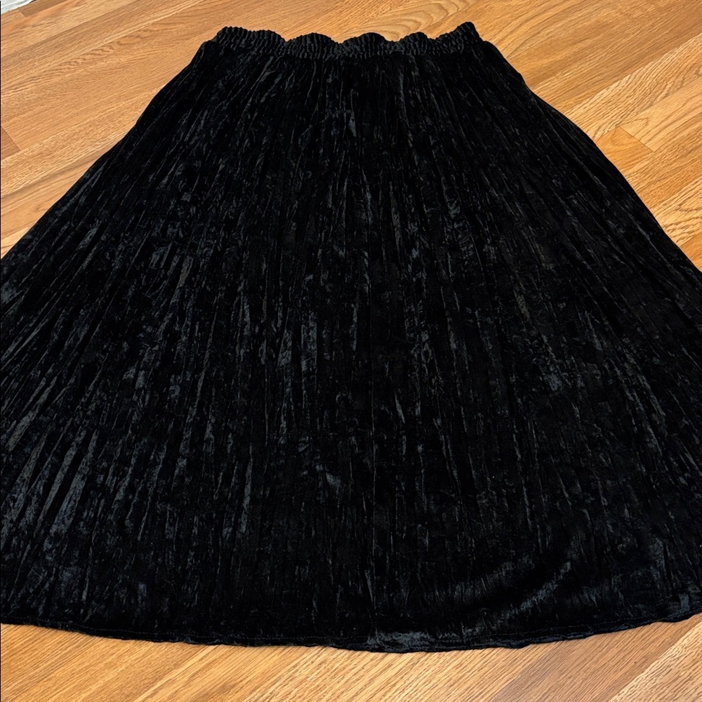 Vintage 1980’s San Moire black velvet pleated skirt. Size 18W.